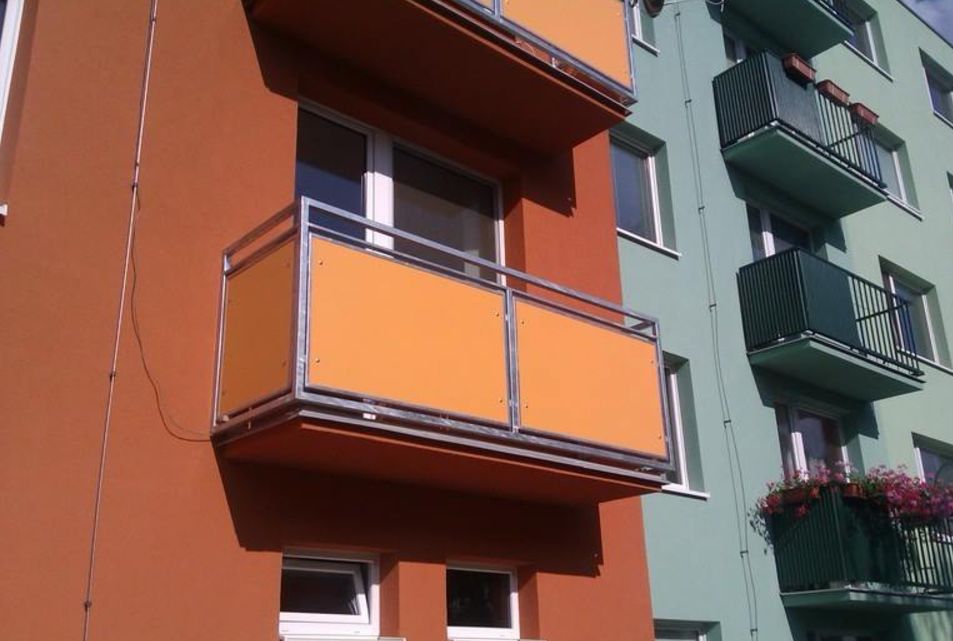 U rekonstrukce bytového domu v Brně jsme jako novou výplň zábradlí použili Cetris desky.